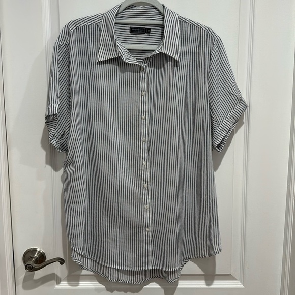 Vineyard Vines Tops - Vineyard Vines Blue White Striped Short Sleeve Button Front Shirt M